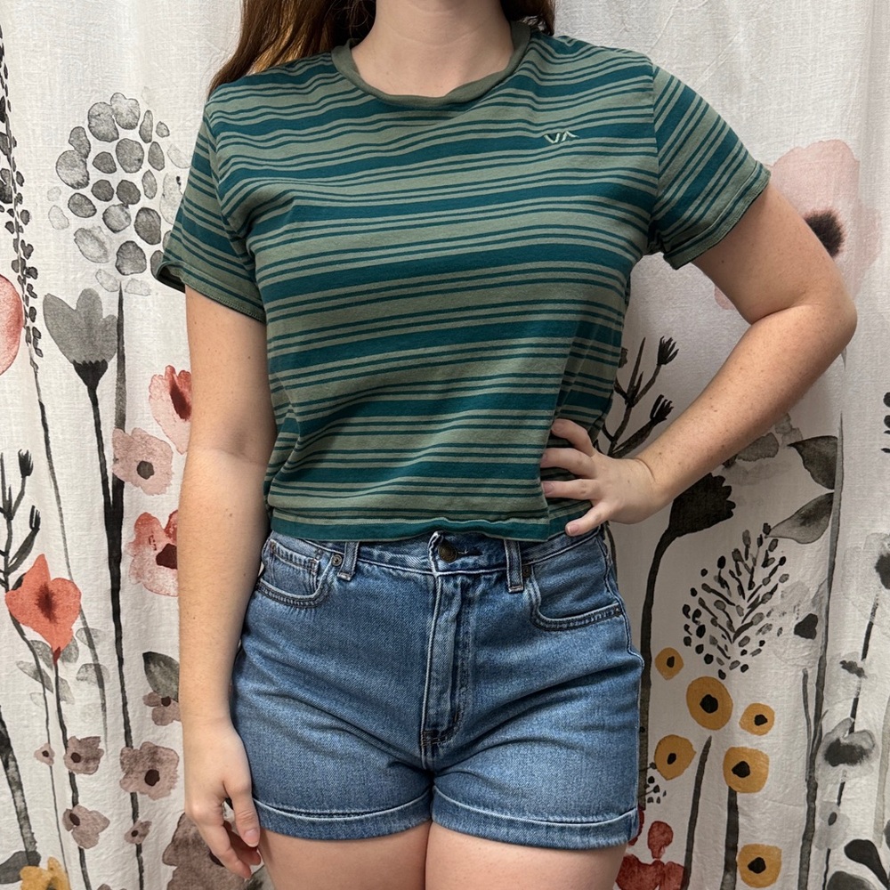 Women’s American Eagle Outfitters Blue Folded Cuff Mom Style Jean Short. Size 6